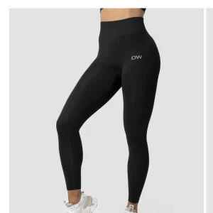 Träningstights ICIW - Säljer dessa snygga svarta träningstightsen från ICIW, knappast använda då de är förstora för mig! Strl S, 250kr+frakt🩷