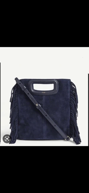 Maje väska - Säljer min as snygga mörkblåa maje väska i mocka eftersom att den inte kommer till så mycket användning. Inga defekter eller tecken på användning, så gott som ny!💕