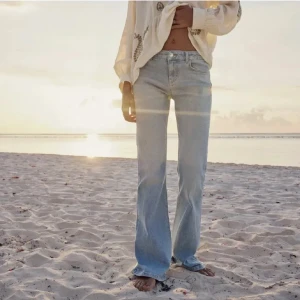 Zara jeans - Säljer dom här jeansen från zara som är för stora för mig tyvärr. Köpte dom här på plick för 350 och har endast använda dom 1 gång och dom var i bra skick när jag fick dom så de är det fortfarande.