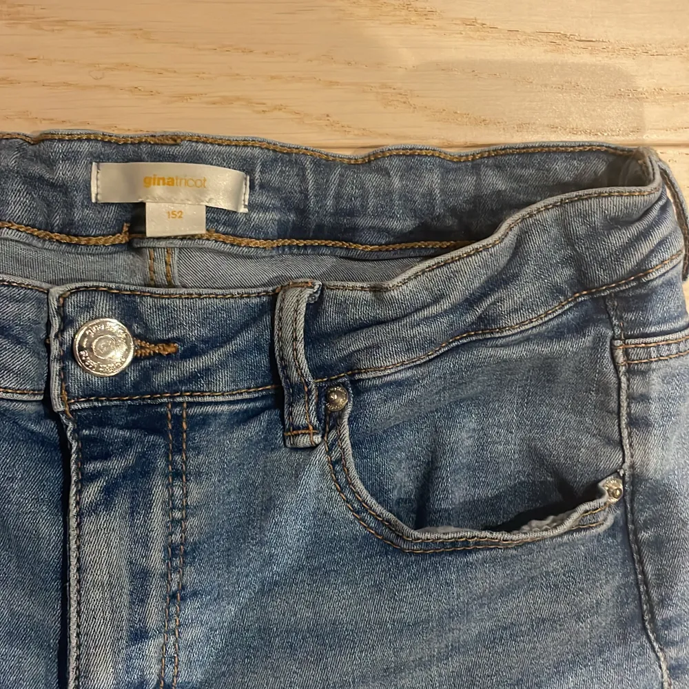 Säljer mina gamla favorit jeans som är i bra skick. Har snygga fickor. Säljer därför att de tyvärr är för korta. . Jeans & Byxor.