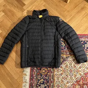 Parajumpers super lightweight jacket  Storlek M i nyskick  Skriv om du har några funderingar!