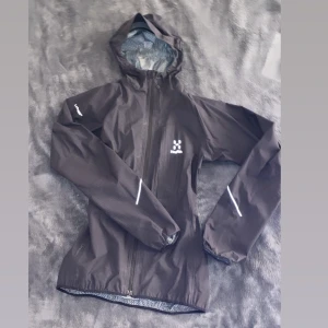Haglöfs jacka  - Säljer en svart haglöfs jacka då den ej kommer till användning. 