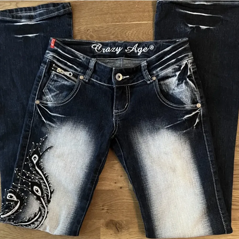 Säljer dessa as snygga jeansen ifrån crazy age!!❤️Den är i jätte bra skick! Säljer då dem inte andvända längre!!❤️midjemått: 76 innerben:81cm❤️tryck gärna på köp nu!🫶🏼. Jeans & Byxor.