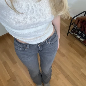 Gråa lågmidjade jeans  - Gråa lågmidjade jeans i petite modell