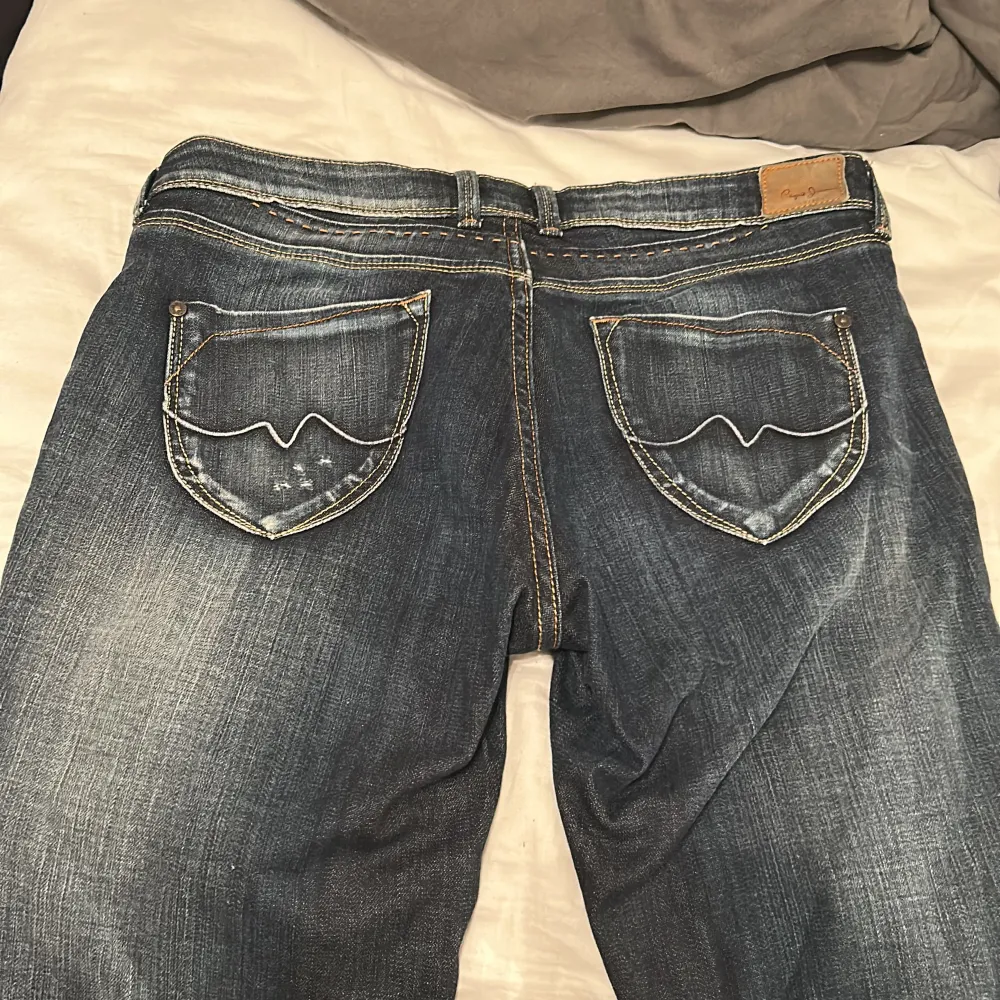 Snygga blå jeans (första o sista bilden är mer korrekt i färg) med vanlig midja och cool detalj på bakfickorna. Storlek 32/34. Bra skick o knappt använda. Är 178 cm.. Farkut & Housut.