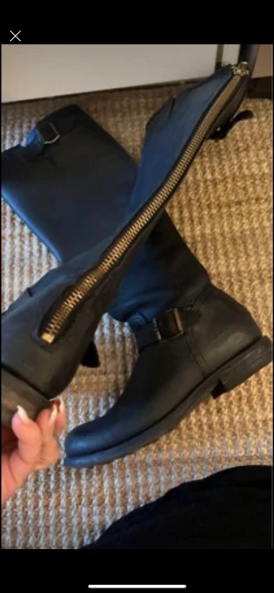 Primeboots Engineer  - Svarta stövlar med dragkedja i guld. Mycket fint skick.  Stl 3 1/8, motsvarar 37/38 