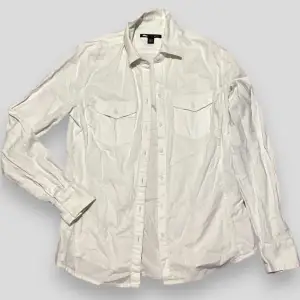 En vit enkel skjorta i storlek small. Bra basplagg att ha i garderoben. Säljer för har flera likadana. 