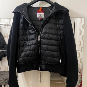 Parajumpers cardigan - Köpte den på jhonells för 2 månader sedan men hittar inte kvittot, har absolut ingen användning till den och den är för stor.