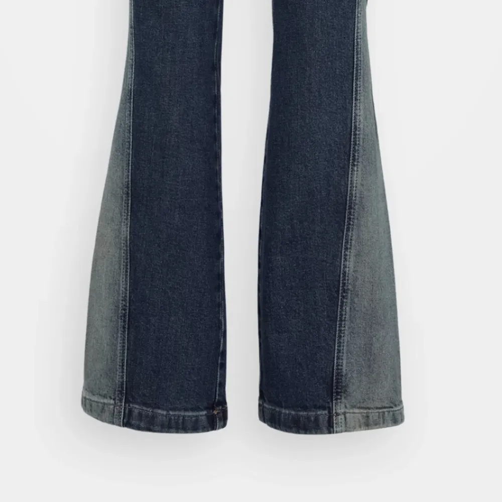 Säljer nu dessa skitcoola lågmidjade jeans från weekday då de är lite för långa. De är i mycket bra skick, använda endast 2 ggr. Skriv för egna bilder❤️. Jeans & Byxor.
