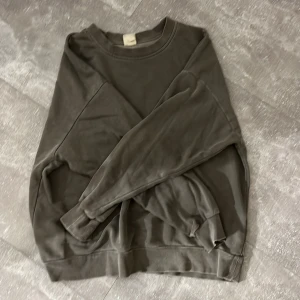 Grå tjocktröja - En superfin tjocktröjan som är skön nu när det är lite småkallt.❄️