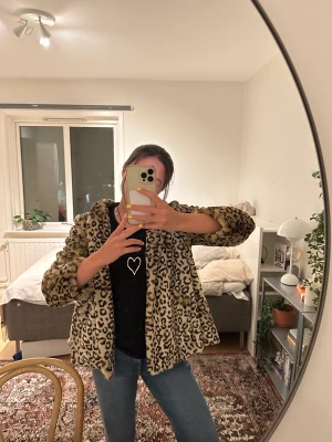 Trekvartsarmad jacka  - Leopardmönstrad unik jacka med trekvartsarmar, Såå fin🐆