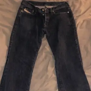 Jätte fina men oandvända diesel jeans som jag säljer pågrund av att de är för korta för mig,jag är ca 163.storlek xs/s.💕
