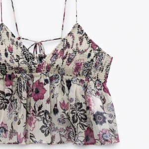 Zara topp - Säljer denna jätte fina och eftertraktade sommartorpen ifrån Zara. Toppen finns inte längre att köpa. Storlek xs och är aldrig använd då jag den är i fel storlek. 