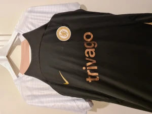 Chelsea träningströja - Oanvänd i storlek M men känns som L