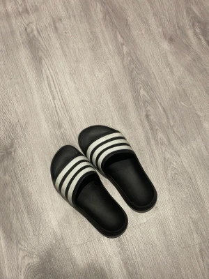 Säljer de här tofflor - Dessa fina tofflor har jag inte använt på hela året för att de växt ur dessa. Men älskar hur dom sitter.