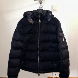 Moncler Montgenevre Jacka - Storlek 3 - Passar som L Perfekt skick För stor på mig som är 182cm Färgen är mörk navy blue Modellen ser ut som en maya men det är annat material