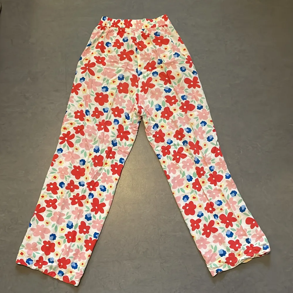 Jättemjuka och sköna byxor från monki💐 perfekta att använda som pyjamasbyxor eller på sommaren, säljer då de är för små för mig. Jeans & Byxor.