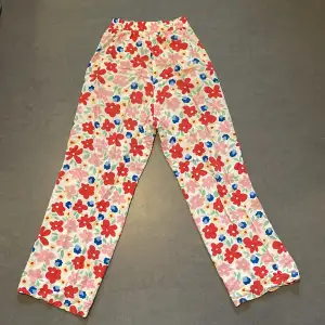 Jättemjuka och sköna byxor från monki💐 perfekta att använda som pyjamasbyxor eller på sommaren, säljer då de är för små för mig