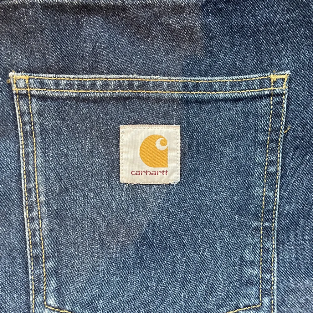 Ett par använda Carhartt Newel Pants  Storlek 32 Köpt via Shelta i Göteborg  Skickar mer bilder på byxorna vid intresse . Jeans & Byxor.