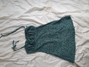 Divided topp, klänning, stl XS - Söt Divided topp / klänning  Stl XS  endast använda en gång 