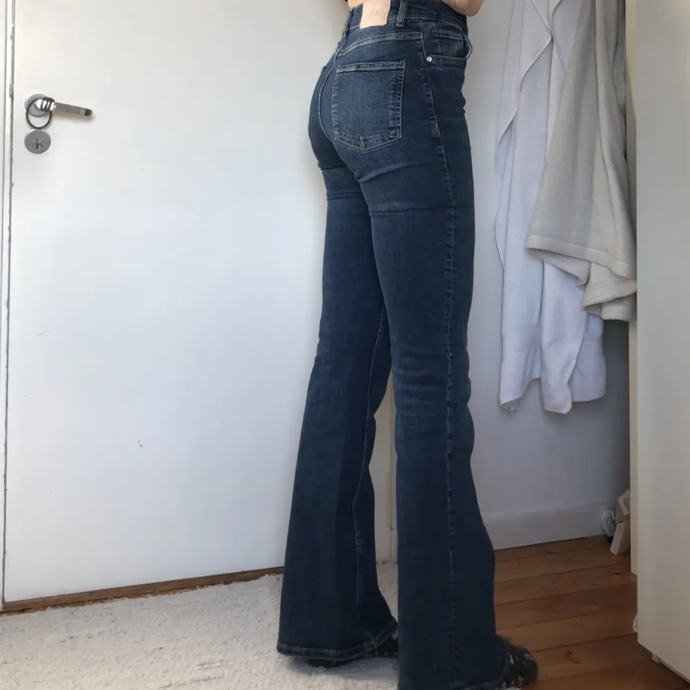 Lååånga stretchiga bootcut jeans från Zara. Har knappt använt dem för att jag känner mig obekväm i tajta kläder vilket är synd för de är verkligen snygga, sköna, långa, allt! Kan ta mått vid intresse. Jag är 182💗nypris 400. Jeans & Byxor.