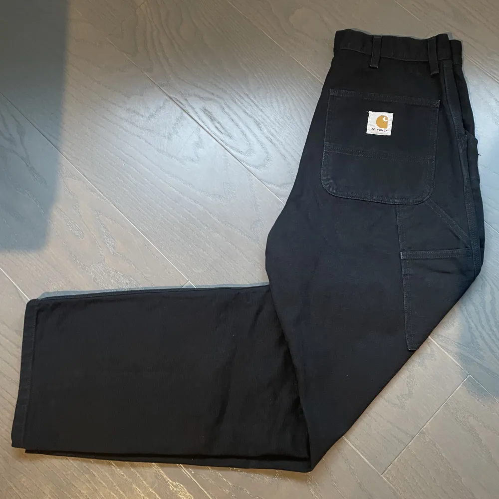 Ett par använda Carhartt Single Knee Pants Storlek 30 x 32 Köpt på Shelta i Göteborg  Skickar mer bilder vid intresse. Jeans & Byxor.
