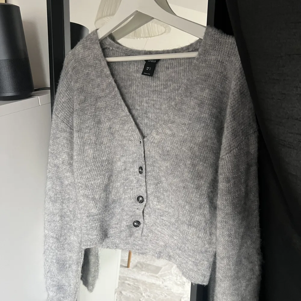 Finstickad tröja ifrån Lindex med ull och mohair 🤍 säljer för den används för lite, köparen står för frakten 💕. Stickat.