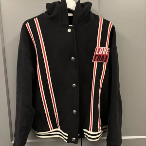 Sandro hoodie  - Säljer denna hoodie från Sandro. Använd 2 gånger därav väldigt fint skick! Kan gå ner i pris vid snabb affär❤️⭐️