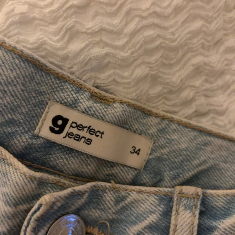 Hej! Säljer dessa ljusblåa midrise jeansen i storlek 34, då jag aldrig andvändt de. De är i super bra skick och är raka i benen men sitter inte oversized.  Köpte för 499kr men säljer för 250kr. Bilderna är mina💖💖. Jeans & Byxor.