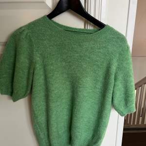 Jättefin och skön grön stickad tröja från Vero moda. Kommer tyvärr inte till användning längre💕Nypris 400kr