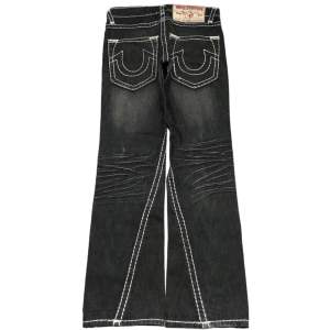 Straight True religion jeans i modellen Joey super T. Storlek 30x33 men små i storlek. Köpta på plick men för små för mig, bilder lånade från förra säljaren. Fint skick!!