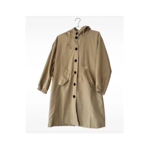 Beige kappa - Helt ny kappa i storlek L. Men den är mycket mindre. Skulle säga storlek S/M fast med korta ärmar.   Prislapp följde inte med när jag köpte den, men originalförpackning finns. 