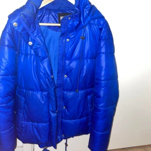Blå jacka  - Säljer min vinterjacka från Urban Classics😍 Den är väldigt blå, vilket inte riktigt framgår på bilderna då ljuset är lite dåligt💙Den är i storlek M men tycker den är ganska liten i storleken. 