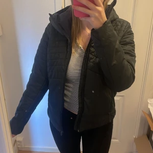 svart jacka från adidas - Svart vinterjacka från adidas med mörkblå insida! perfekt nu i vinter! storlek S
