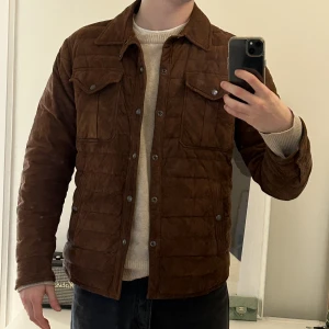 Ralph Lauren mocka jacka storlek M  - Ralph Lauren mockajacka i storlek M. Inköpspris 12,000kr. Säljer då den ej kommer till användning och jag växt ur den (189cm, 82kg). 