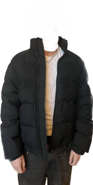 Weekday puffer jacka svart stl s - Varm, skön och som ny från weekday, modell Cole. Weekdays beskrivning: ”A classic puffer jacket made entirely from recycled polyester.  It has a monochrome front zipper, mock neck, side slit buttoned pockets, a straight bottom hem and elasticated cuffs”