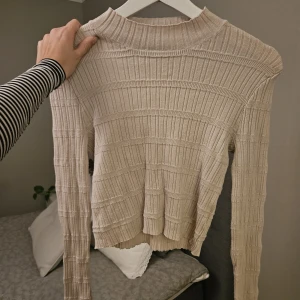 Topp - Supergullig mönstrad topp från bikbok i bra skick❤️ ljus beige-rosa färg