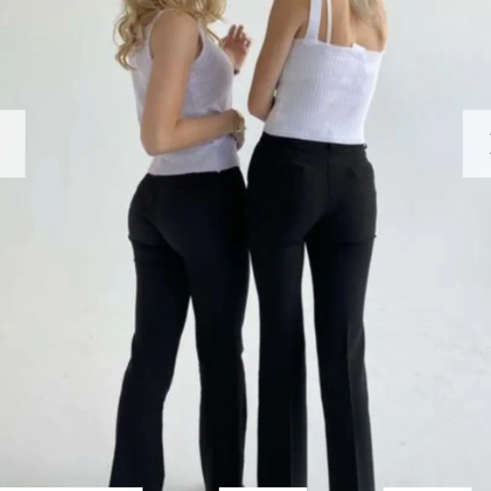 Snyggaste kostymbyxorna från design by si! Skulle säga att dom är mid waisted/low waisted, kan byta mot xxs normal length . Jeans & Byxor.