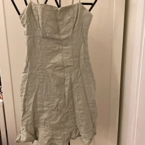 Grön sommar klänning - Grön klänning från Gina, väldigt rynkig på bilden men går att fixa med ett strykjärn 