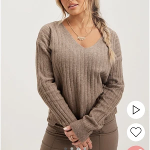 Stickad tröja - Superfin stickad tröja från Nelly. Säljer då den inte används, storlek s men skulle säga att den upplevs lite större. Köparen står för frakten, det är bara att skriva vid fler frågor💖