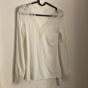 Splitterny intimissimi - En långarmad vit intimissimi tröja med spets, inte testad och lappen kvar. Storlek S. Köptes för 450kr säljes för 350kr. Köparen står för frakt, bara att skicka om ni har några frågor🫶