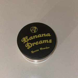 Säljer ett oanvänt lös puder från märket w7. ”Banana Dreams Loose Powder”. Super fint puder men säljer då jag redan har ett annat. 