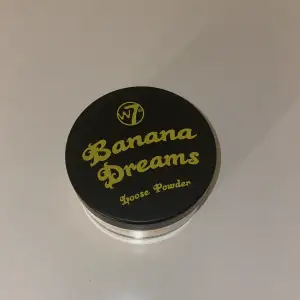 Säljer ett oanvänt lös puder från märket w7. ”Banana Dreams Loose Powder”. Super fint puder men säljer då jag redan har ett annat. 