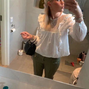 Vit blus - Söt blus från zara. Jättefint skick!!