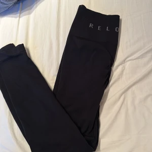 Träningstights - Svarta populära träningstights från Reload som framhäver formerna! Upplevs lite genomskinliga, men sitter som en smäck!  Använda flertalet gånger, men är i mycket fint skick. Storlek S