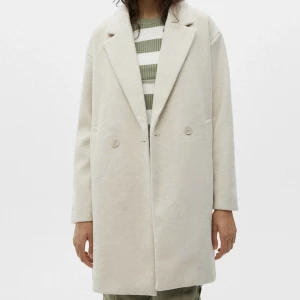 Kappa - Jätte fin beige kappa med en slits ibak! Aldrig använd💕skriv för egna bilder