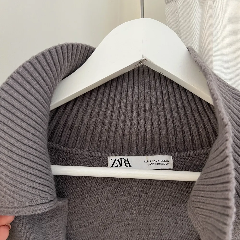 Grå tröja med krage från Zara! Lite oversized i modellen.. Tröjor & Koftor.