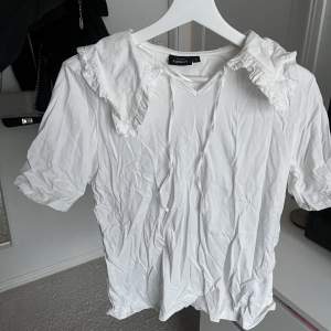 Vit tröja/tshirt, inga fläckar! ”Säljer åt nån annan! Bör strykas innan användning 