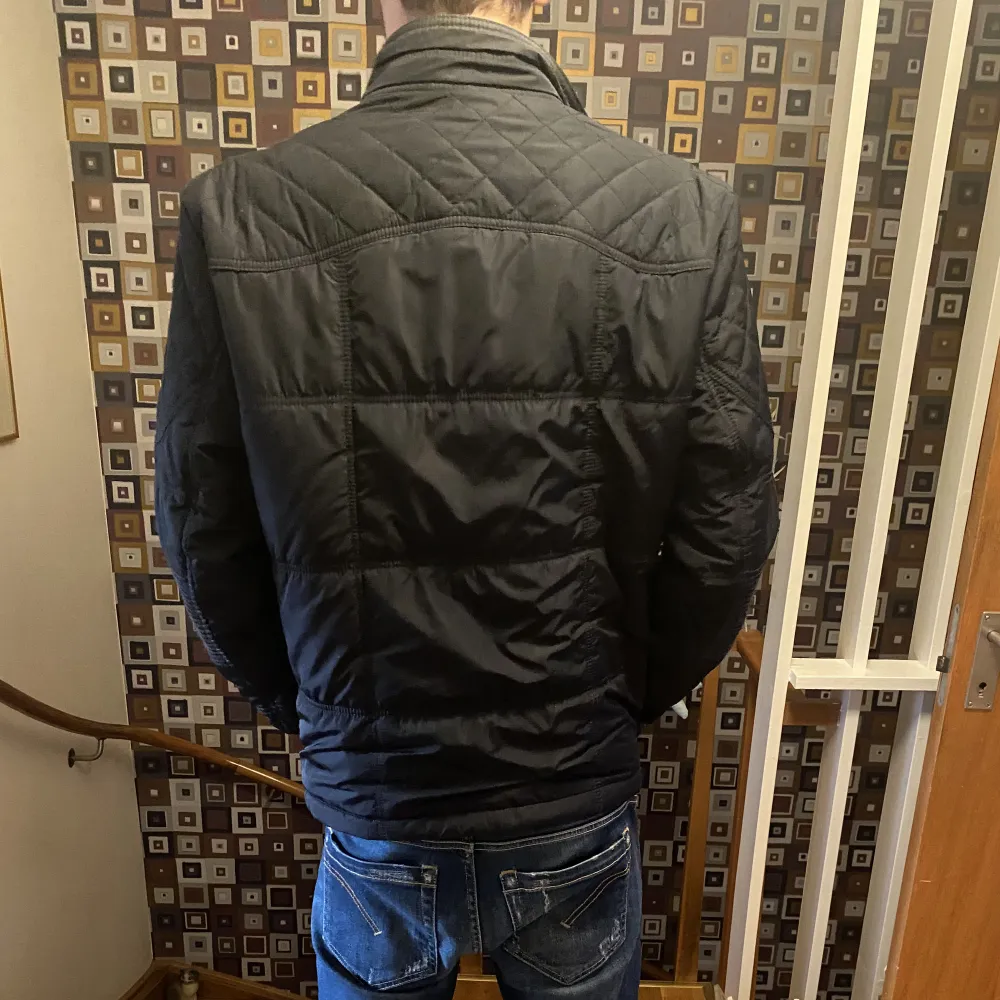 Tjenare! Säljer åt min pappa denna snygga feild jacket från Zara. Den är köpt för ungefär 5 år sedan, men trots det är den i gott skick samt inga skador. Nypris: ungefär 1500kr. Jackor.