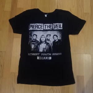 Pierce the veil t-shirt  - Pierce the veil t-shirt. Trycket är lite sprucket (bild 3) men annars i bra skick! Storlek M. 